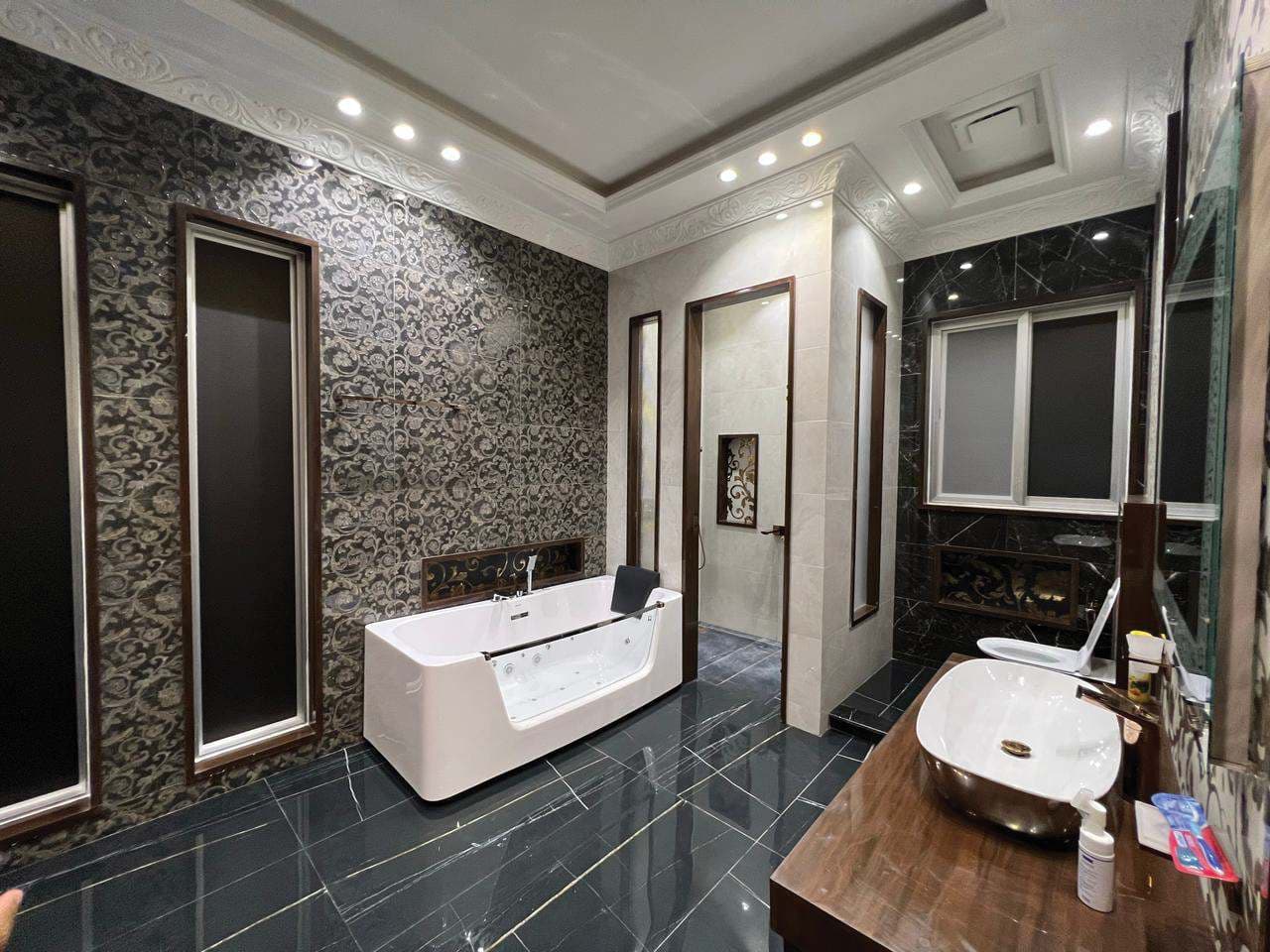 Interior Washroom — image 10
