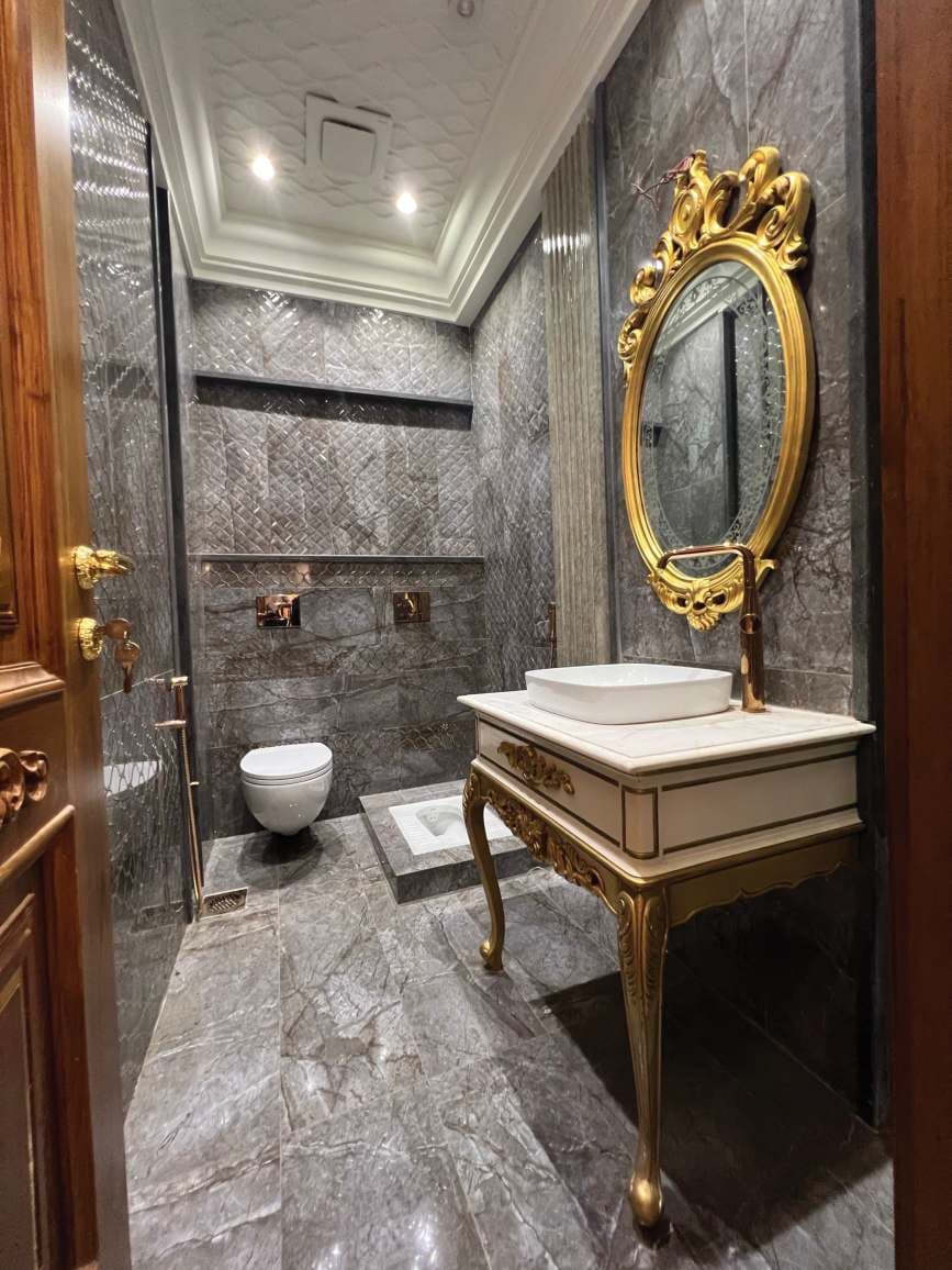 Interior Washroom — image 2