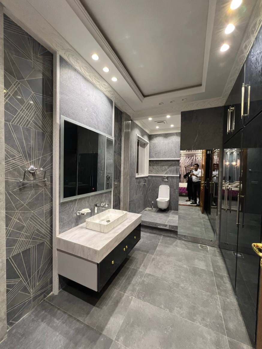 Interior Washroom — image 3