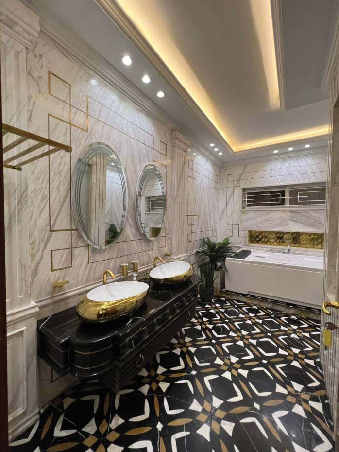 Interior Washroom — image 4