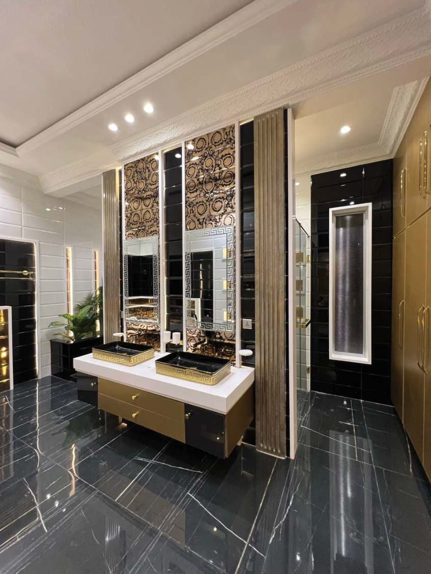 Interior Washroom — image 6