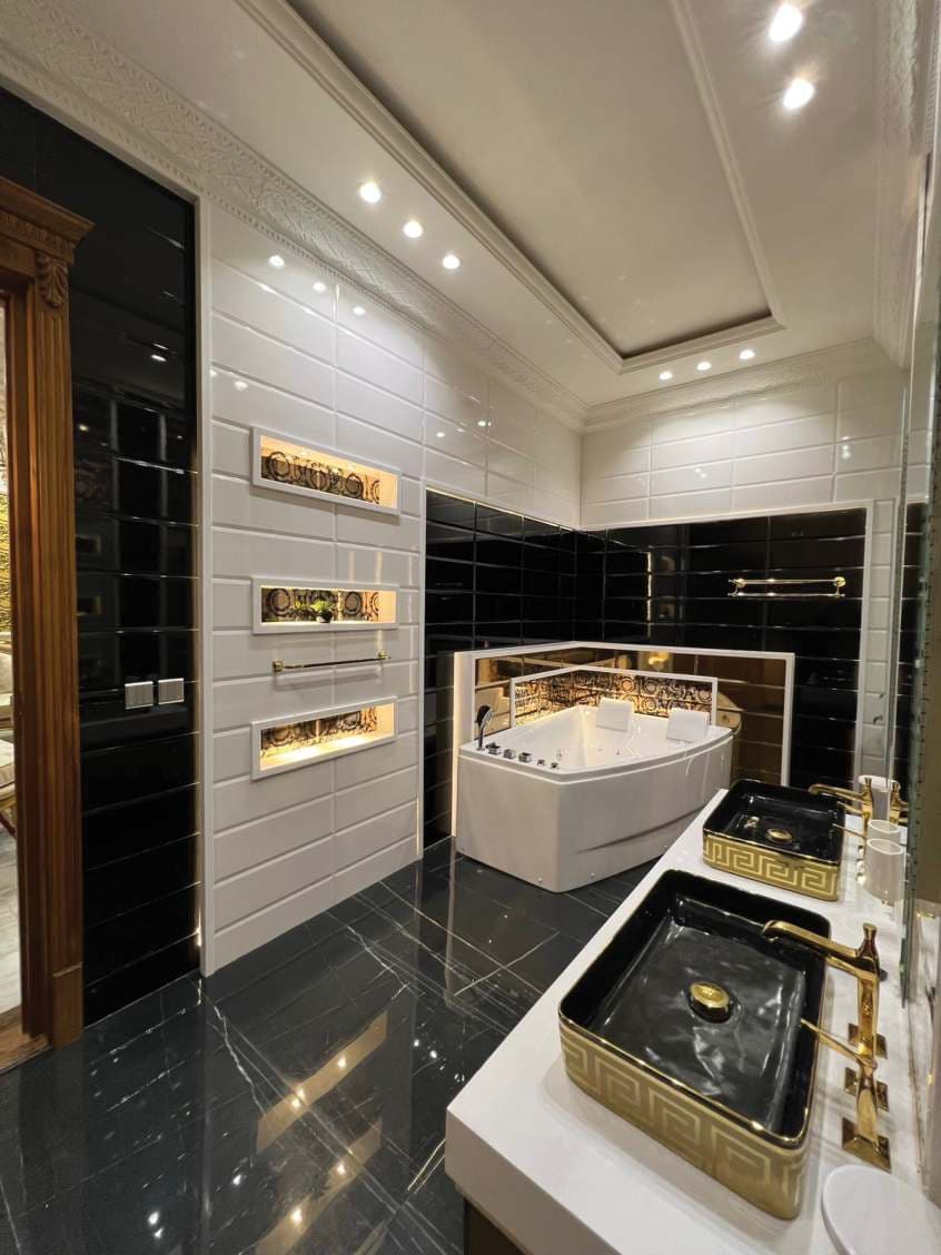 Interior Washroom — image 8