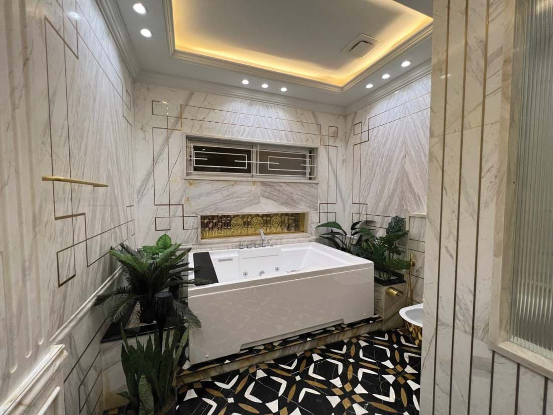 Interior Washroom — image 9